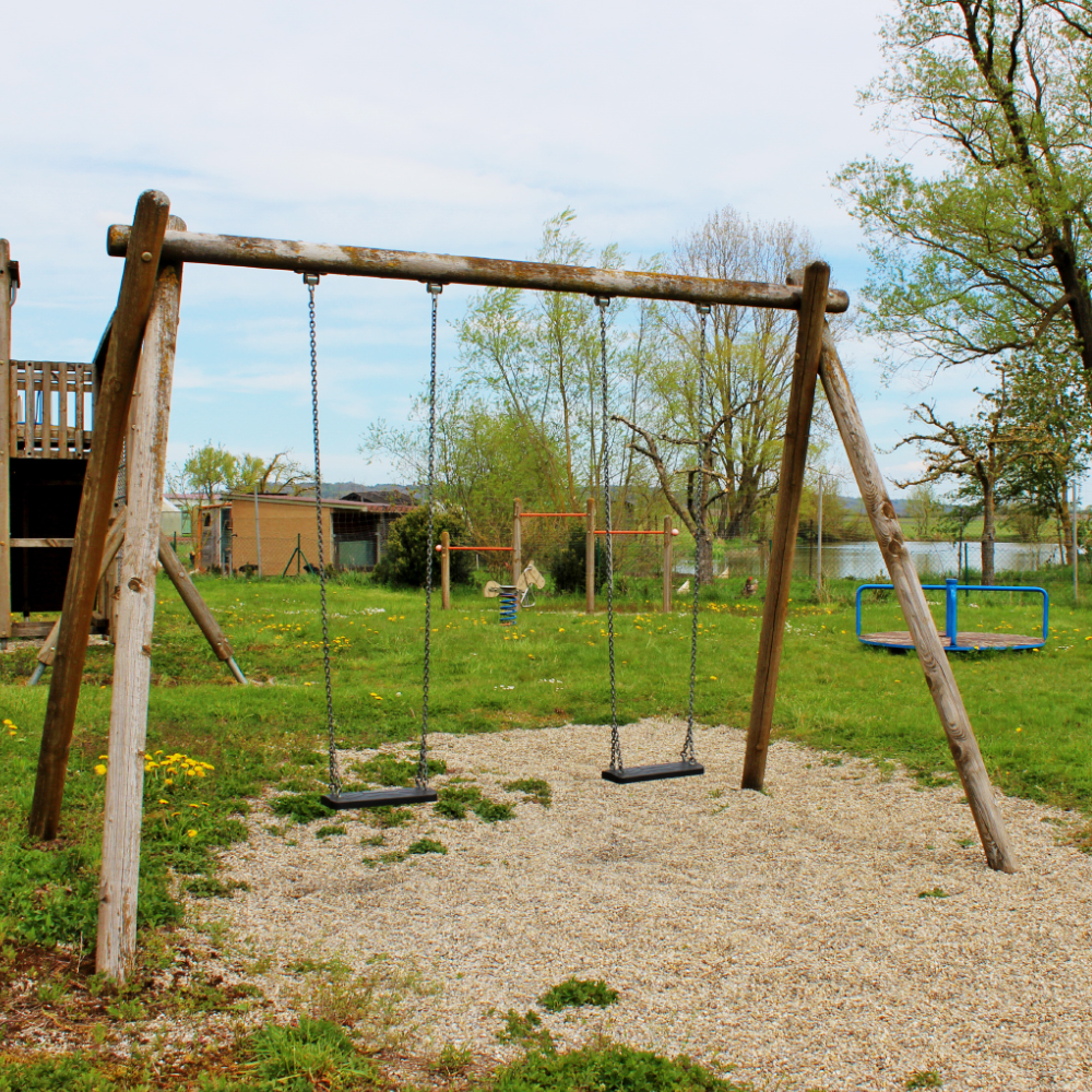 Schaukel auf dem Spielplatz in Stettberg