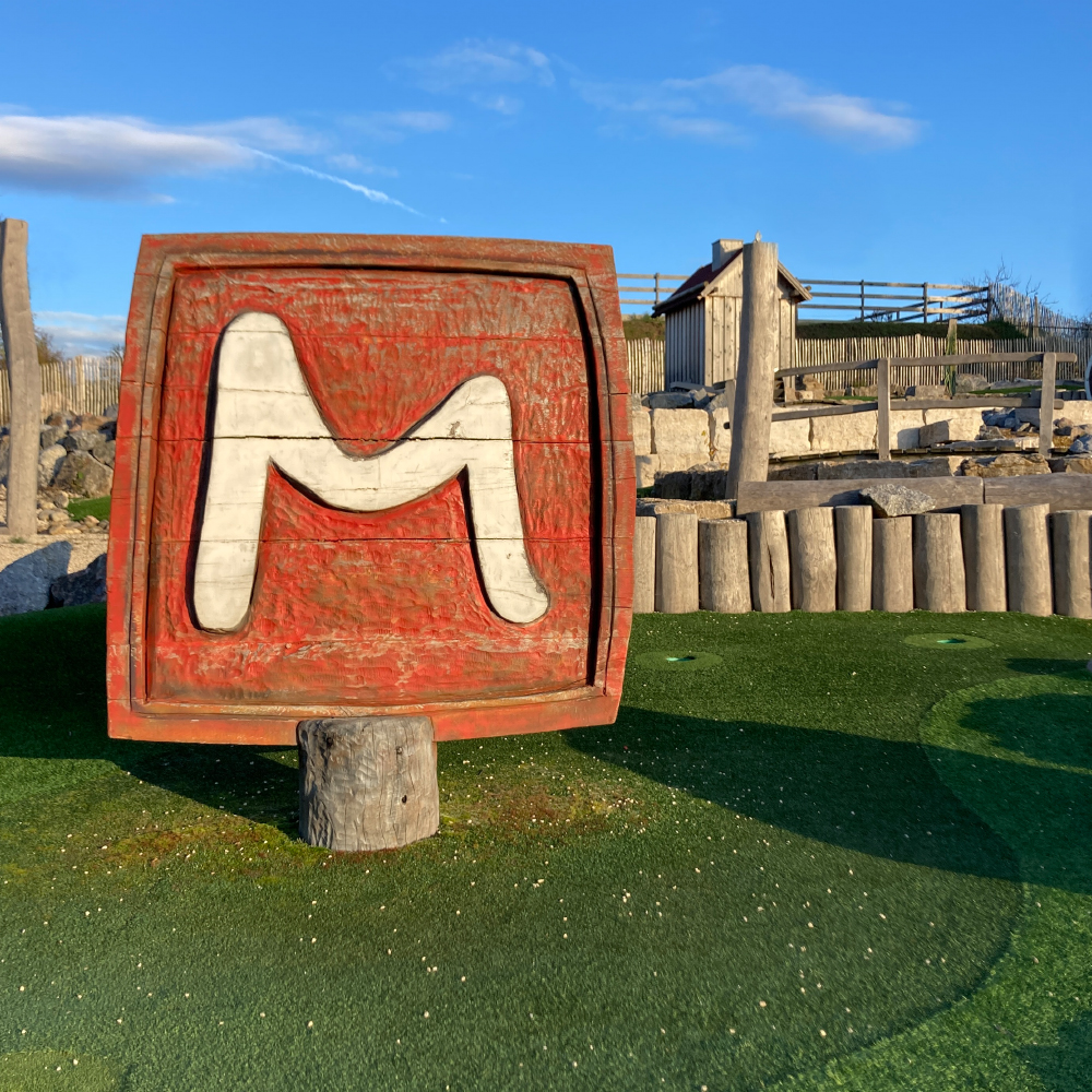 Mohrenhofschild am Minigolfplatz