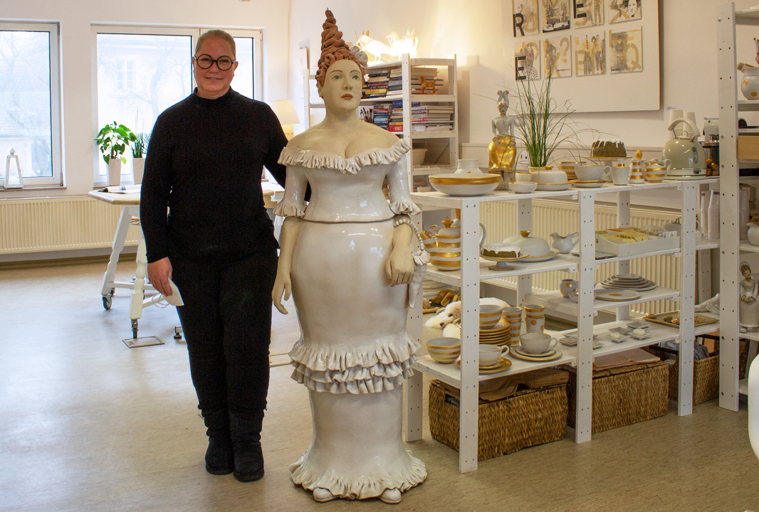 Atelier Tonwerk - Frau Jutta Hedwig Schöffl in ihrem Atelier