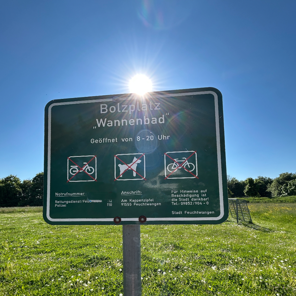 Schild am Fußballplatz Wannenbad in Feuchtwangen