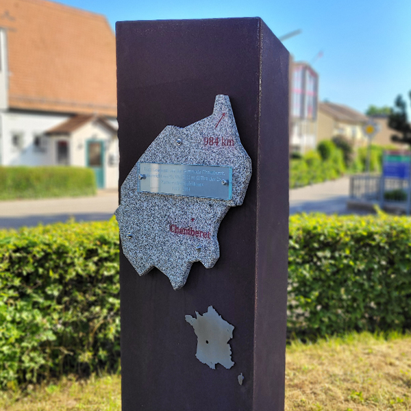 Gedenktafel der Partnerstadt Chamberet