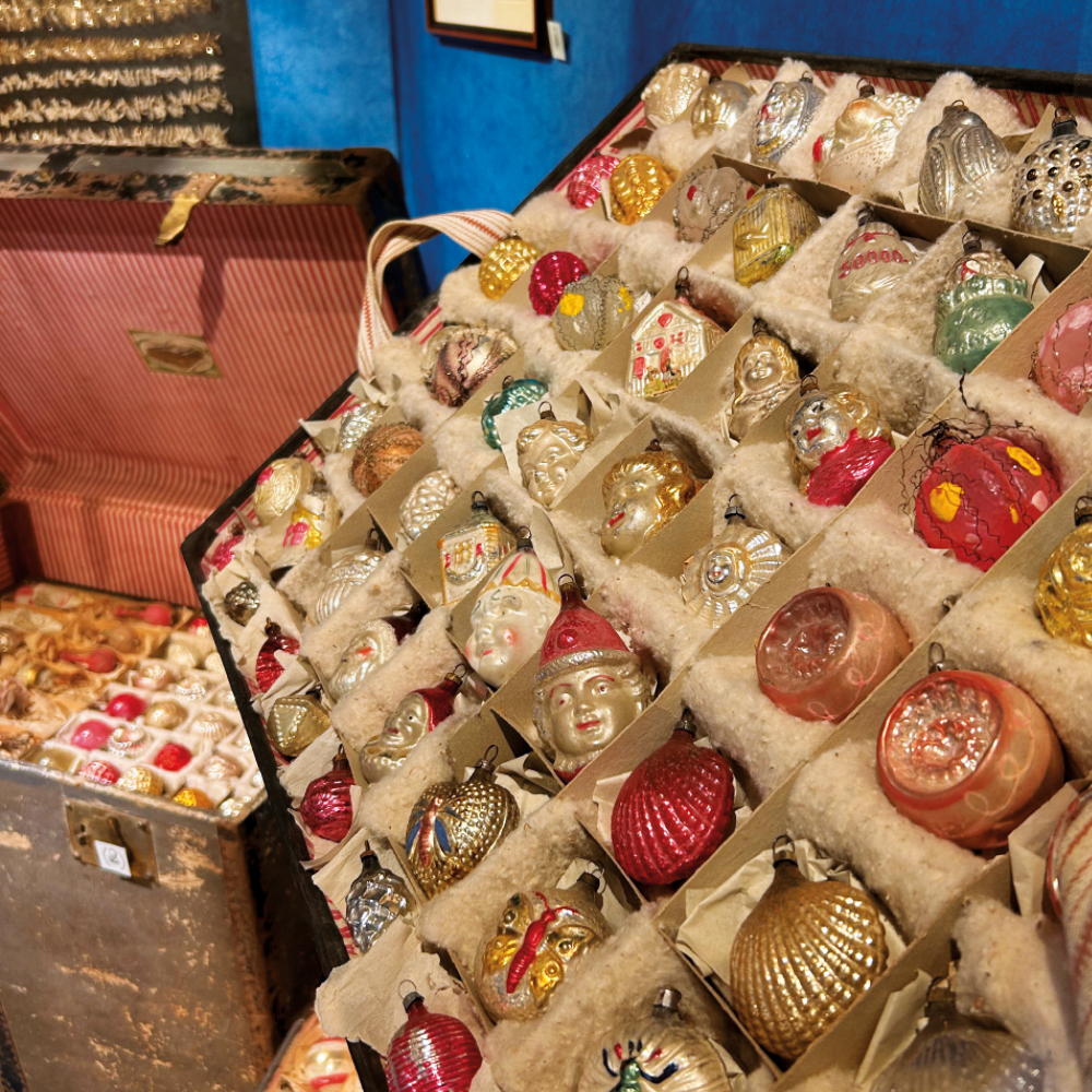 Alte Christbaumkugeln im Weihnachtsmuseum Käthe Wohfahrt in Rothenburg ob der Tauber