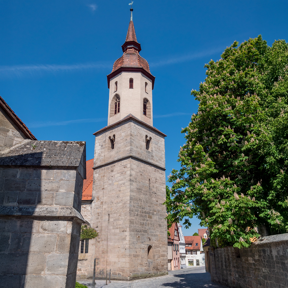 Die Stiftskirche in Feuchtwangen im Sommer