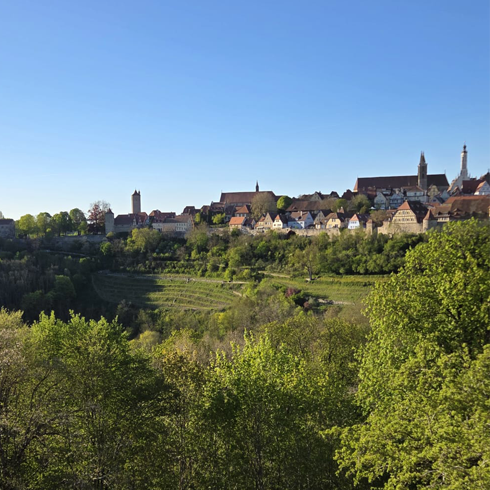 Frühlingshafte Stadtsilhouette von Rothenburg ob der Tauber