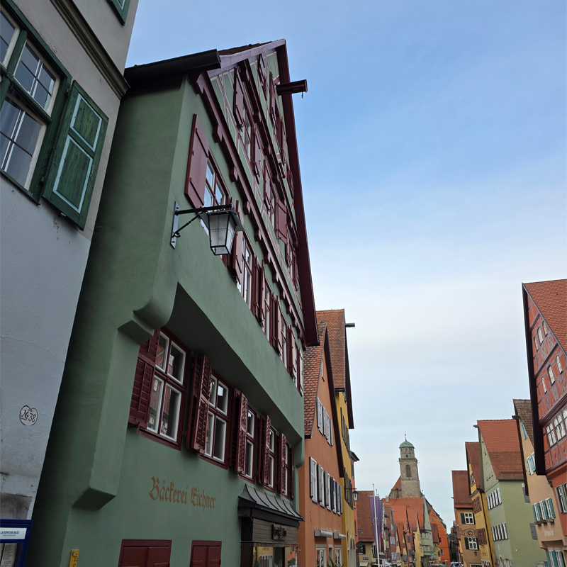 Viel Sonnenschein und blauer Himmel auch in der Dinkelsbühler Altstadt © LAG Region an der Romantischen Straße e. V.