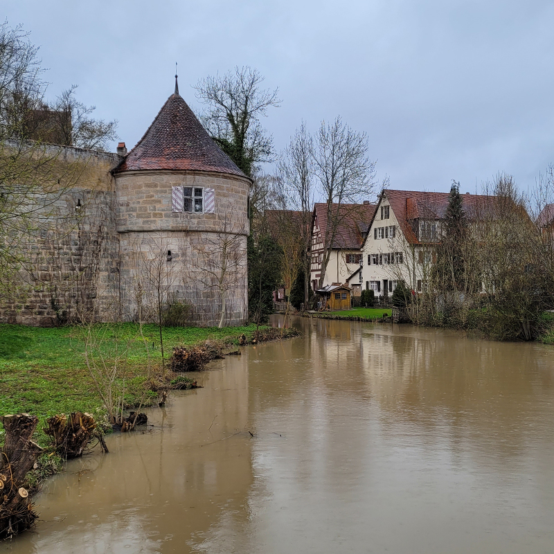 Die Wörnitz bei Dinkelsbühl mit hohen Wasserständen