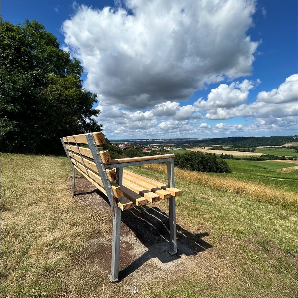 XXL-Bank im Kardinalsgarten in Schillingsfürst