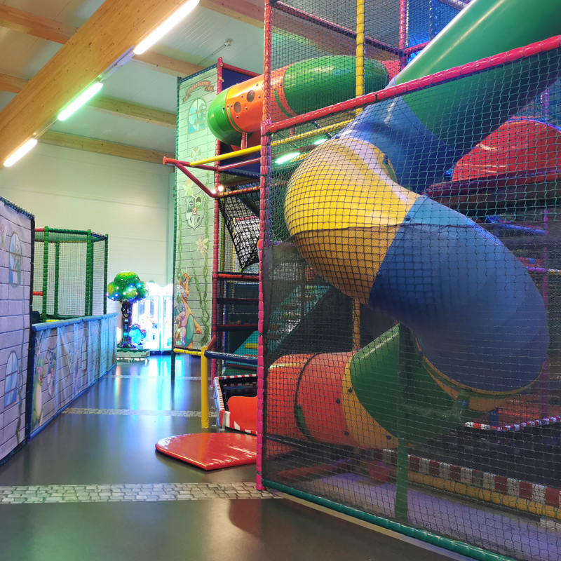 Indoorspielplatz Zauberland Wörnitz: Kletterburg mit Rutschen